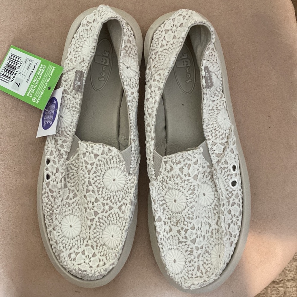 2/$50 Womens Sanuk Donna Crochet shoes Size US 7 EU 38 tags still on